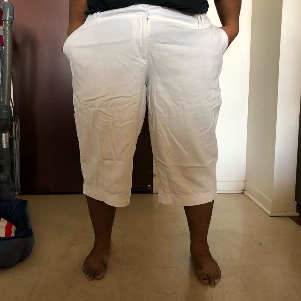 White Capris EUC size 18W Dalia brand